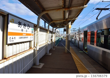三重県　関西本線朝日駅のプラットホームと列車 138706379