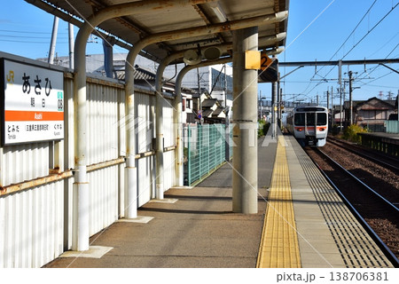 三重県　関西本線朝日駅のプラットホームと列車 138706381