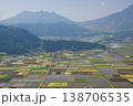 阿蘇の城山展望所から見える田んぼと根子岳 138706535