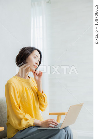 パソコンを見る女性 138706615