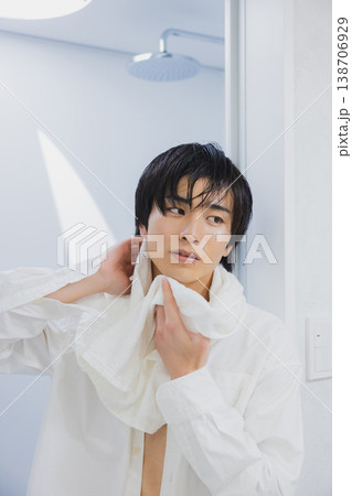 風呂上がりの若い男性 風呂上がりの若い男性 138706929