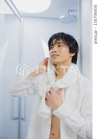 風呂上がりの若い男性 風呂上がりの若い男性 138706930