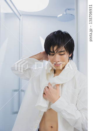風呂上がりの若い男性 138706931