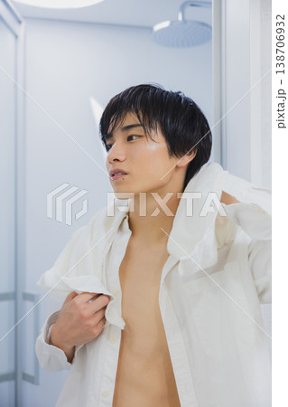 風呂上がりの若い男性 風呂上がりの若い男性 138706932