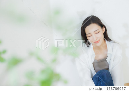 白いシャツの女性 　　 138706957