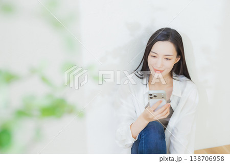 白いシャツの女性 　　 138706958