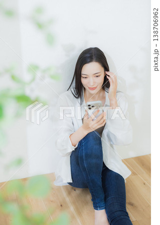 白いシャツの女性 白いシャツの女性 138706962