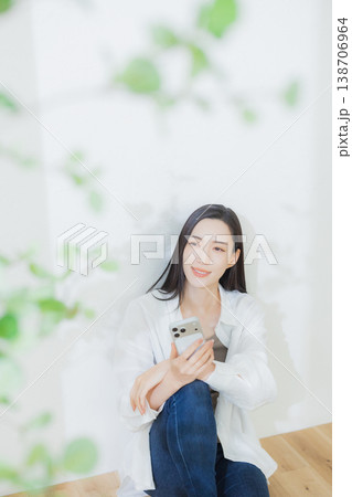 白いシャツの女性 　　 138706964
