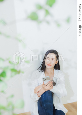 白いシャツの女性 白いシャツの女性 138706965