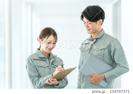 作業着を着る製造業,建築業,建設業,運送業の男女スタッフ 作業着を着る製造業,建築業,建設業,運送業の男女スタッフ 138707371