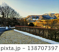 澄んだ青空の下、黄金色の山々と白い雪のコントラストが映える、心癒やされる風景。 138707397