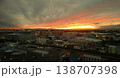 ドラマチックな雲の合間から差し込む夕日。街の灯りがきらめき始める、ノスタルジックな夕暮れ時です。 138707398