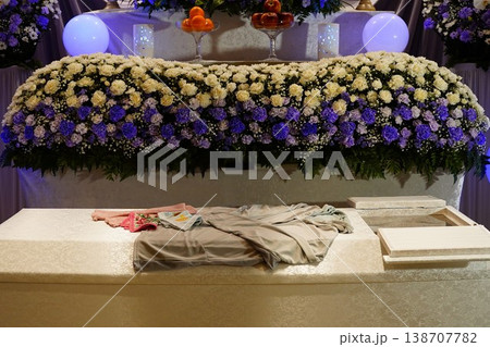 静かな葬儀式場の花祭壇 静かな葬儀式場の花祭壇 138707782