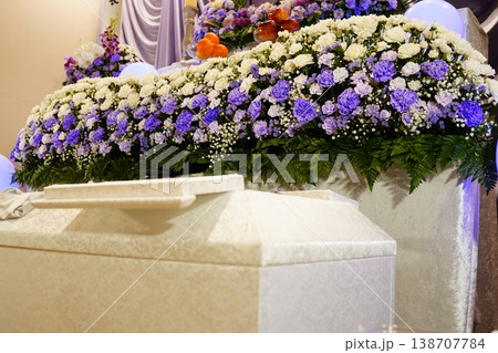 静かな葬儀式場の花祭壇 静かな葬儀式場の花祭壇 138707784