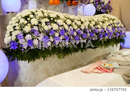 静かな葬儀式場の花祭壇 138707785