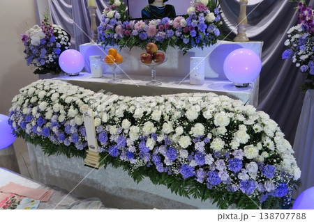 静かな葬儀式場の花祭壇 138707788