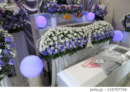 静かな葬儀式場の花祭壇 静かな葬儀式場の花祭壇 138707789