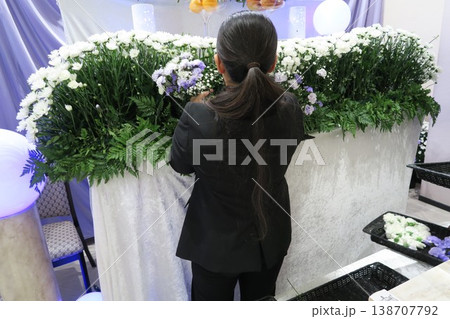 お別れの準備をする花屋さん 138707792