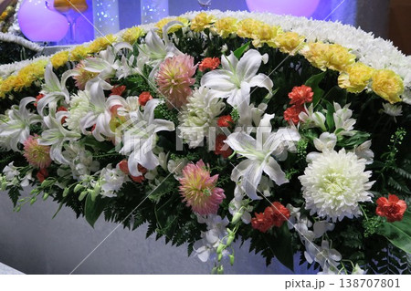 お洒落な花祭壇 138707801