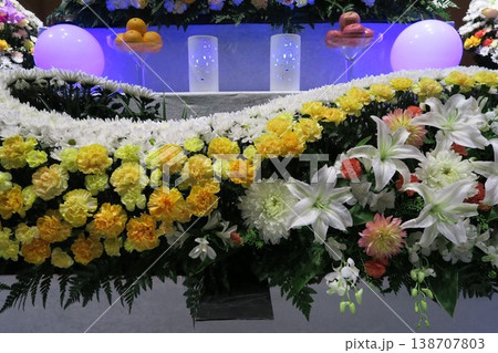 静かな葬儀式場に飾られた花祭壇 138707803
