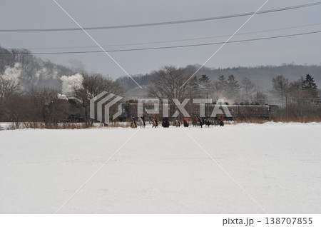 雪原を走る蒸気機関車と馬 北海道の冬の観光風景 雪原を走る蒸気機関車と馬 北海道の冬の観光風景 138707855