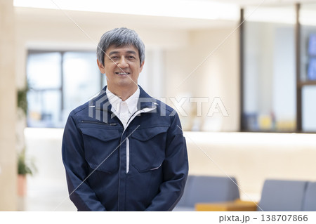 カメラ目線で笑顔の作業服を着た60代の男性　マンション管理人・施設スタッフ　イメージ 138707866