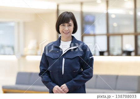 カメラ目線で笑顔の作業服を着た中高年女性 マンション管理人・施設スタッフ イメージ カメラ目線で笑顔の作業服を着た中高年女性 マンション管理人・施設スタッフ イメージ 138708033