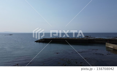 北海道八雲町熊石 関内川河口と日本海の海岸風景 ドローン空撮 北海道八雲町熊石 関内川河口と日本海の海岸風景 ドローン空撮 138708042