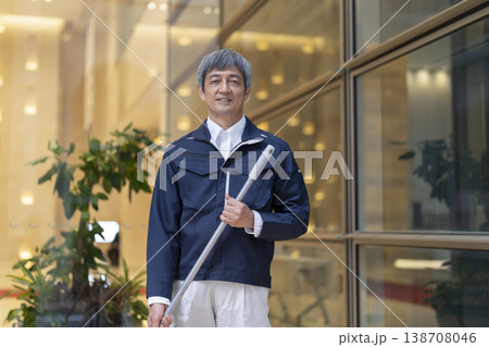 カメラ目線で笑顔の作業服を着た60代の男性 マンション管理人・施設スタッフ イメージ カメラ目線で笑顔の作業服を着た60代の男性 マンション管理人・施設スタッフ イメージ 138708046