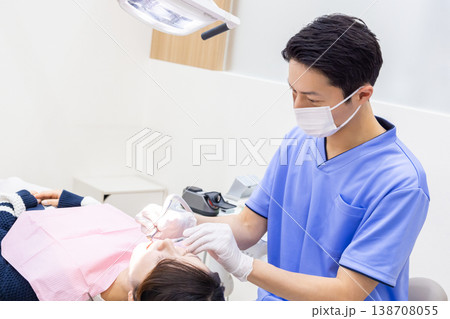歯医者　治療をしている男性歯科医 138708055