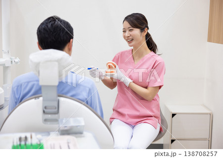 歯科医　歯磨き指導をする歯科衛生士 138708257