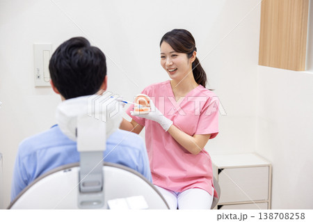 歯科医　歯磨き指導をする歯科衛生士 138708258