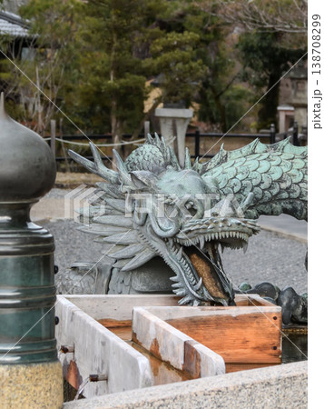 清水寺　轟門　手水鉢の龍口 138708299
