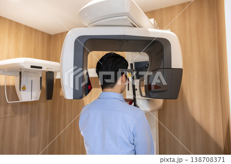 歯科イメージ　レントゲン検査を受ける男性 138708371