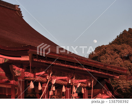 八坂神社　本殿（国宝）と満月 138708392