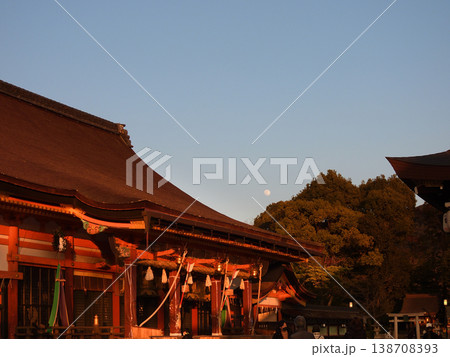 八坂神社　本殿（国宝）と満月 138708393