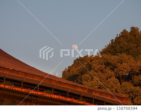 八坂神社　本殿（国宝）と満月 138708394
