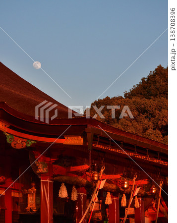 八坂神社　本殿（国宝）と満月 138708396