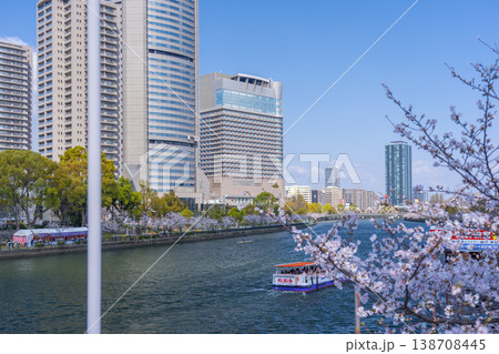 大阪 毛馬桜之宮公園の桜とOAPタワーと大川 大阪 毛馬桜之宮公園の桜とOAPタワーと大川 138708445