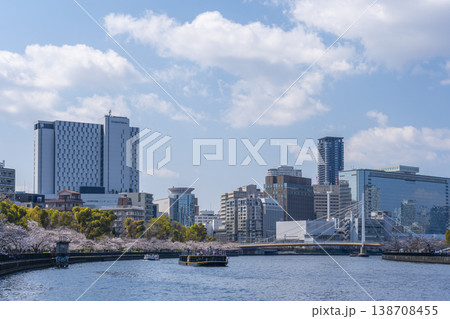 大川沿いの桜並木　天満橋方面【大阪　毛馬桜之宮公園】 138708455
