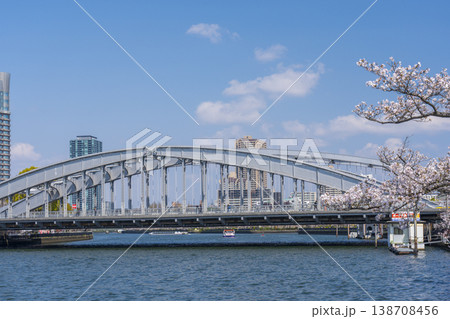 大阪市の大川に架けられた銀橋(桜宮橋)と桜 大阪市の大川に架けられた銀橋(桜宮橋)と桜 138708456