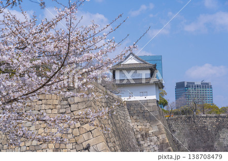 大阪城 一番櫓 満開の桜の季節 大阪城 一番櫓 満開の桜の季節 138708479