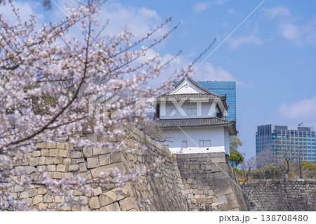 大阪城　一番櫓　満開の桜の季節 138708480