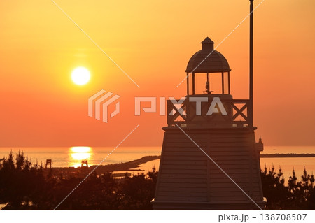 黄金色に輝く日本海と灯台の夕景 138708507