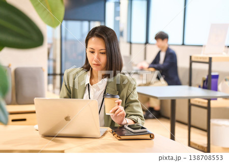 外資系IT企業のオフィスの女性 138708553
