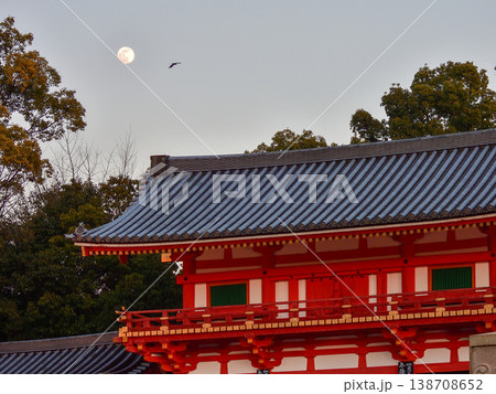 八坂神社　西楼門と満月 138708652