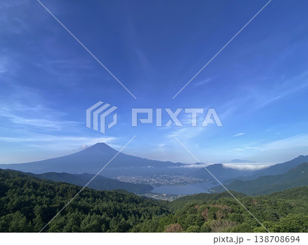 初夏の青空の下で末広がりの秀麗富士と御坂山塊の幾重にも連なる低山に囲まれた河口湖 138708694