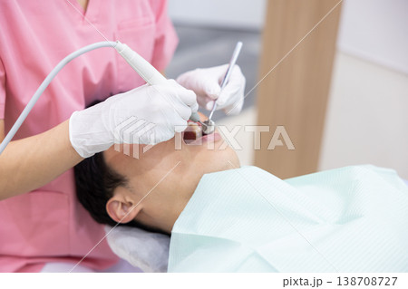 歯科医 治療を受ける患者 歯科医 治療を受ける患者 138708727