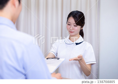 医療　受付　窓口で対応する看護師 138708805