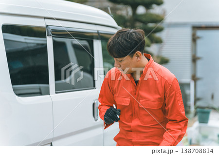 軽バンとツナギ姿の男性 138708814